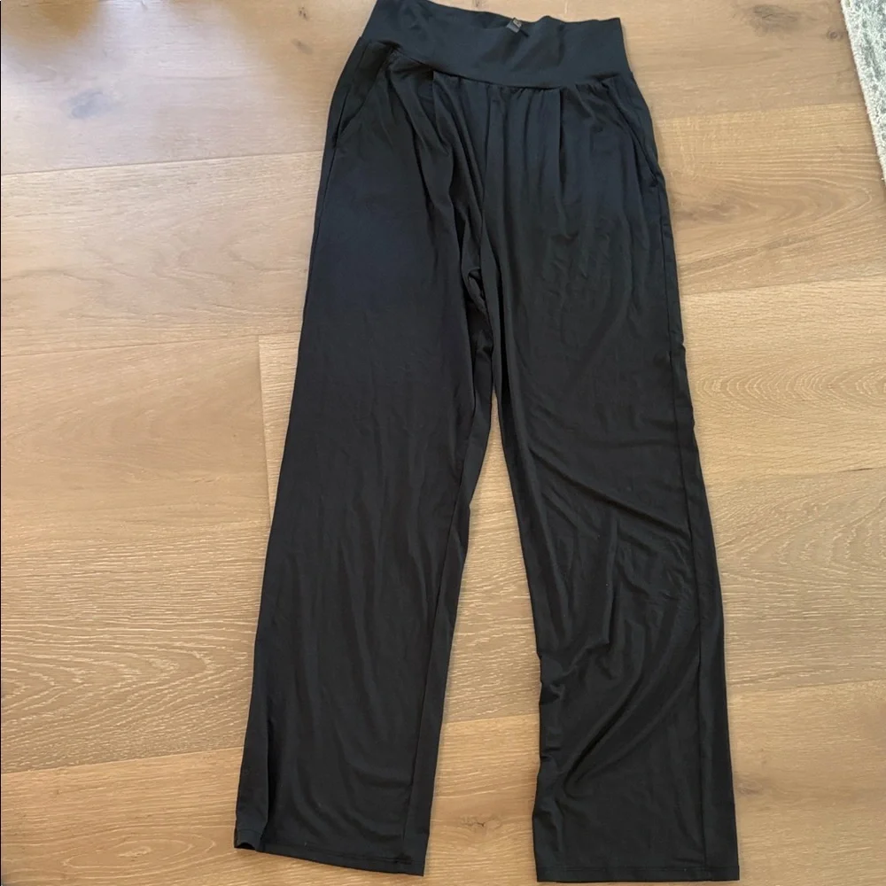 Vuori Lux At Ease Straight In Black - Picture 4 of 6